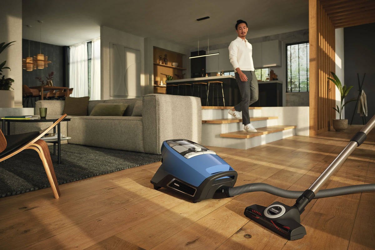 Miele Miele Blizzard CX1 Turbo Team Bagless Canister Vacuum Tech Blue SKU 10829400/ 41KCE042USA